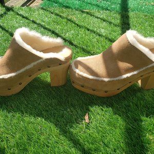 NWT UGG Aubriana Chestnut Size 9 Clogs